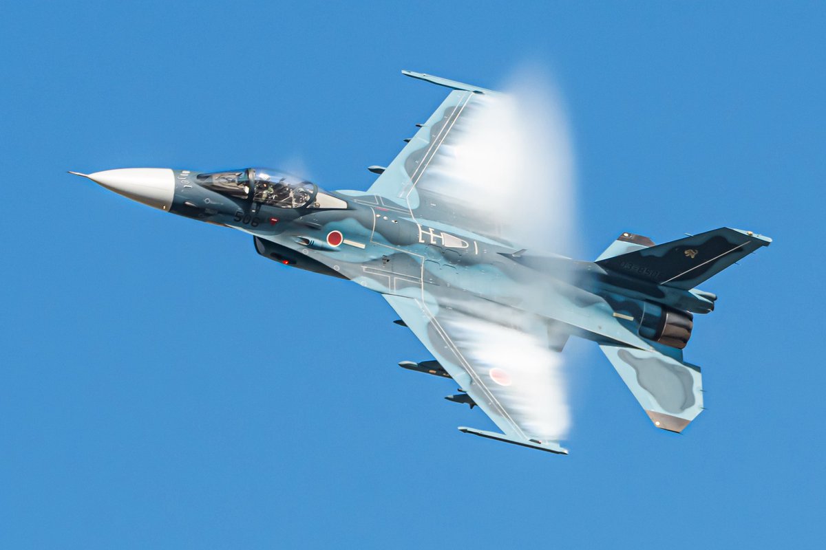 silvia___15's tweet photo. 航空祭の時、エプロンで 
400,500,600の 単焦点 (aps-c機)で
撮るなら めちゃ後方に行かないと
トレナイヨネ…？🫨

でも振り回してる人も居るよなー
思って🤔 どんな感じで撮れてるんだろ https://t.co/2mq7IsJ9Ch