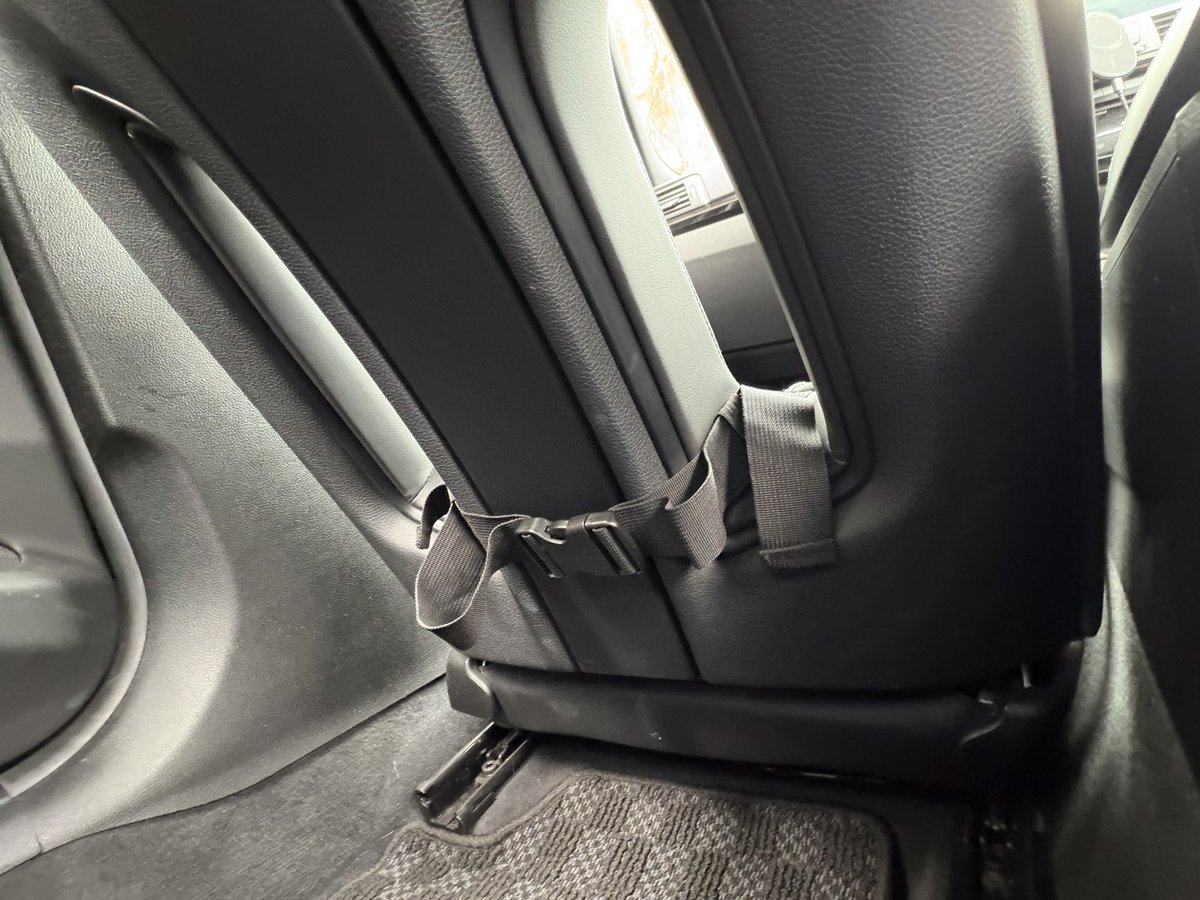 e92freak's tweet photo. Tips: コンペシートの穴は荷物を固定するのに便利。Gが掛かってもカメラが吹っ飛んでいかないので超安心 https://t.co/g22iBVlQYc