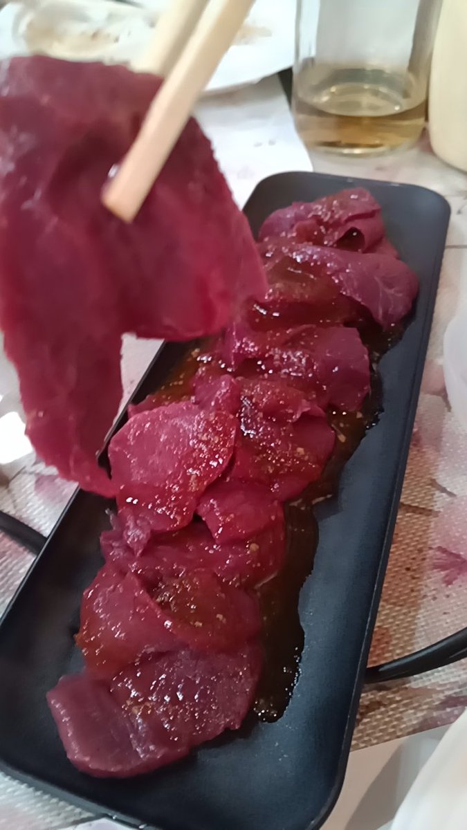 Senko_1227's tweet photo. 昨日の飲みで馬刺し出てきて
初めて食べたけど美味しかった〜！
あと日本酒ゼリー(一応子供も食べれるやつ)
も食べたけど酒！って感じで生ハムと食べたら
合うな…と思った
……酒飲めないやつが何言ってんやら https://t.co/DMESa1xjx5