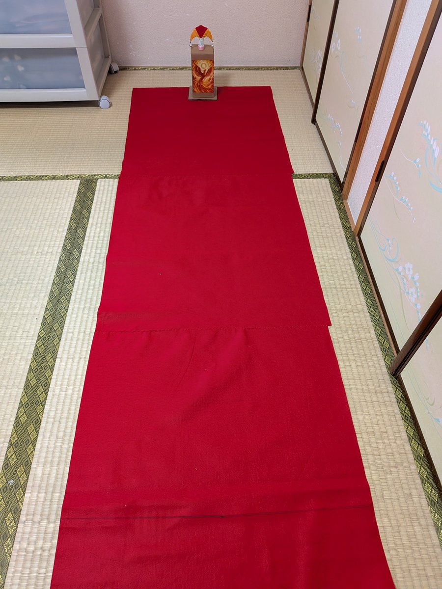 f14tomcatsuki's tweet photo. 先月末に作ったのですが、最近はまった投扇興練習用のセットを100均で作ってみました!
材料は、フェルト赤✕3個
スナップ✕1個
ダンボールボード✕1個
鈴(良い大きさなかったので首輪についていた物を使用)✕2個
蝶の重りで、五円玉✕8枚
枕に貼り付けたコピー１枚
770+5✕8+60=870円で作成しました https://t.co/SjqvMQZ5JA