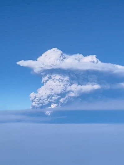 AtlasPolios's tweet photo. Anak Krakatau erupts, sending ash 15 km high https://t.co/Xsz0uJtdfI