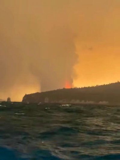AtlasPolios's tweet photo. Anak Krakatau erupts, sending ash 15 km high https://t.co/Xsz0uJtdfI