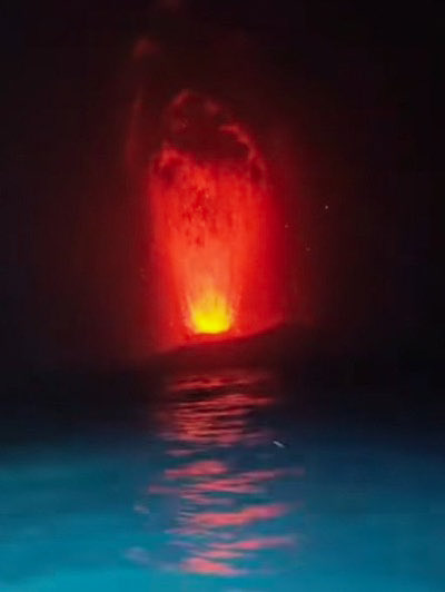 AtlasPolios's tweet photo. Anak Krakatau erupts, sending ash 15 km high https://t.co/Xsz0uJtdfI