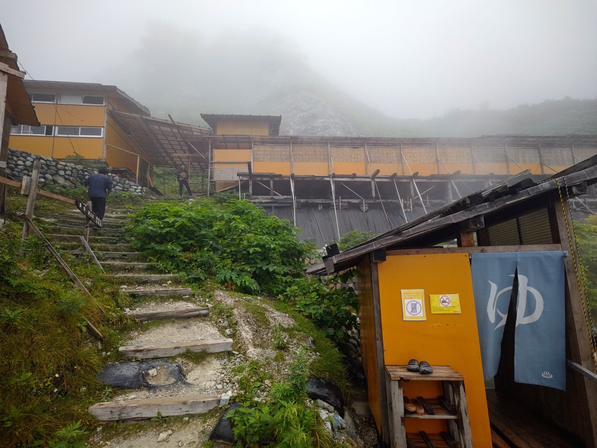 tomoki5683's tweet photo. 本日のお宿は白馬鑓温泉小屋♨��
猿倉からゆっくり歩いて4時間弱。山中にこんな快適な温泉があるとは‼️何で今までスルーしていたんだろう⁉️
明日は白馬鑓と杓子岳の山頂を踏みたいのですが、天候が微妙なので翌朝判断かな… https://t.co/PDCcJKKVnN