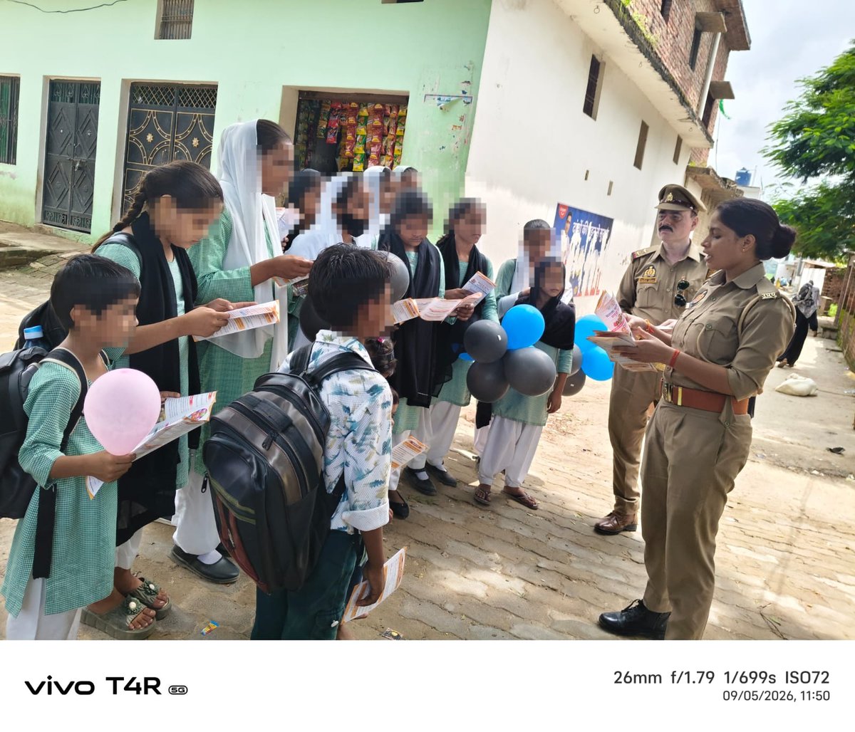 sultanpurpolice's tweet photo. #SP_STR श्री विनीत जायसवाल के निर्देशन में सुलतानपुर पुलिस का अभिनव प्रयोग।
मिशन शक्ति के अंतर्गत एंटी रोमियो स्क्वाड को और अधिक प्रभावी बनाने हेतु छात्राओं/महिलाओं से फीडबैक फॉर्म के माध्यम से सुझाव प्राप्त किए जाएंगे। प्राप्त फीडबैक के आधार पर शोहदों/मनचलों के जमावड़े वाले स्थानों एवं संवेदनशील क्षेत्रों को चिन्हित कर उनकी मैपिंग की जाएगी तथा निर्धारित समय व स्थान पर एंटी रोमियो स्क्वाड की सक्रियता बढ़ाई जाएगी।
चिन्हित स्थानों पर मनचलों के विरुद्ध प्रभावी कार्यवाही करते हुए रेड कार्ड देकर अंतिम चेतावनी दी जाएगी। पुनः ऐसी हरकत करते पाए जाने पर संबंधित के विरुद्ध कड़ी कानूनी कार्यवाही की जाएगी। साथ ही छात्राओं/महिलाओं को 1090 वीमेन पावरलाइन, डायल-112 एवं एंटी रोमियो स्क्वाड के संबंध में जागरूक किया जाएगा।
सुलतानपुर पुलिस की पहल—महिलाओं की सुरक्षा में महिलाओं की भागीदारी।