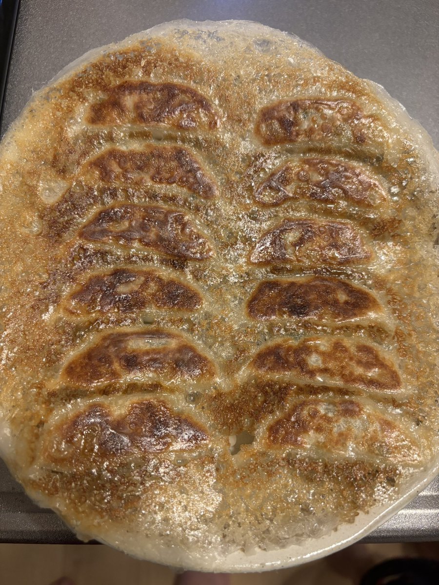 worldwide_yuya's tweet photo. @sh_frames 味の素の餃子が好きです🥟
こんな感じで焼けます😋 https://t.co/EKwnEbsVvY