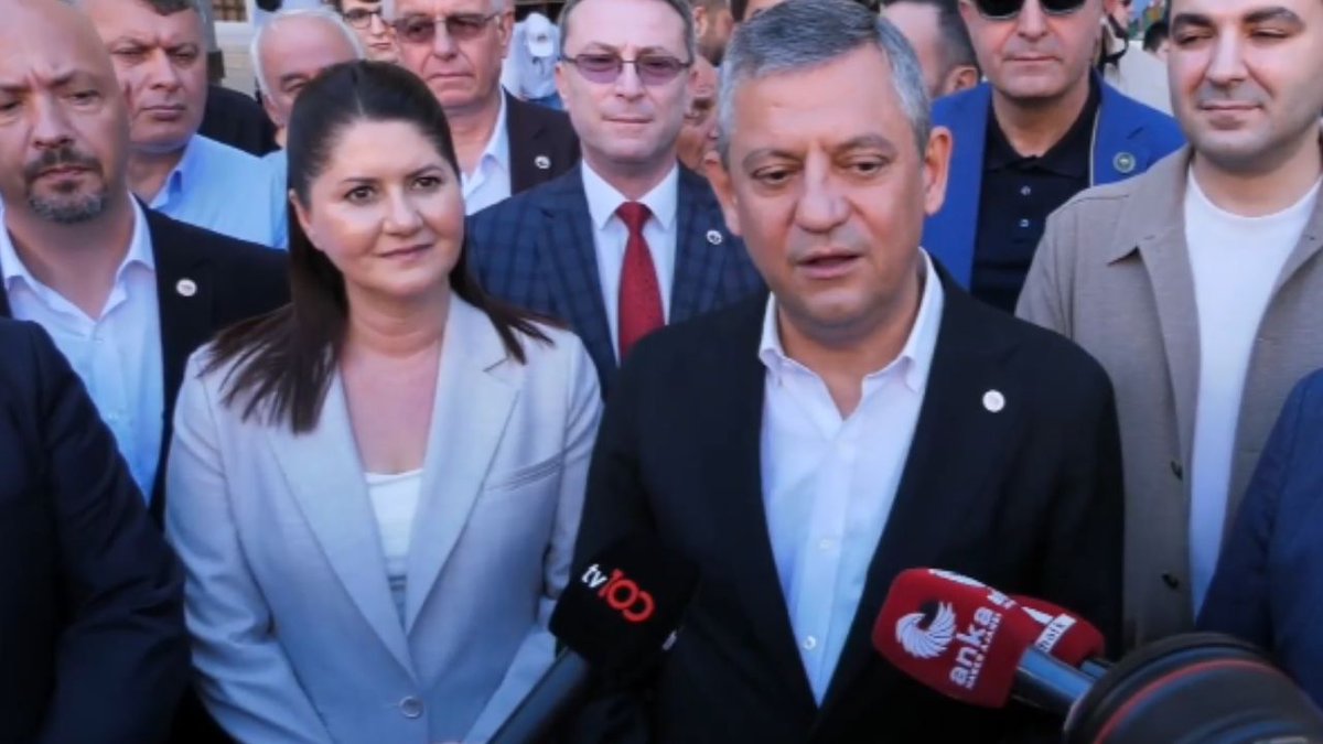 halktvcomtr's tweet photo. Özgür Özel'den otoyolların özelleştirilmesine ilk tepki:

"Buradan Erdoğan'a sözüm şu: Seçim kazanmak için para lazım, çaresizsin, onu görüyorum. Bu ihaleye girecek olanlara, burayı alacak olanlara söylüyorum: Seneye geleceğiz, iktidara geleceğiz! Bütün otoyolları devletleştireceğiz, devletleştireceğiz!"

https://t.co/qYcffFsAQV