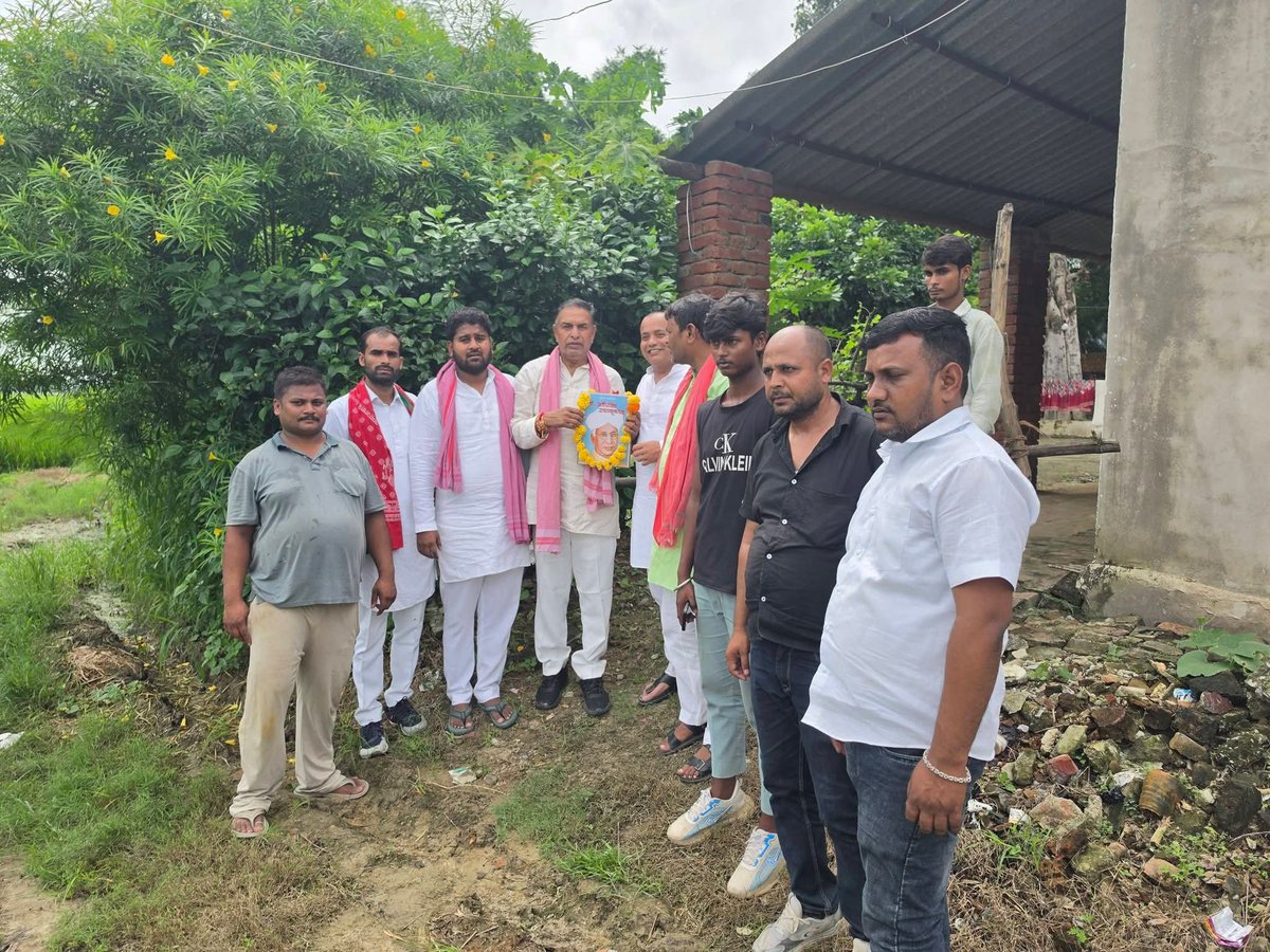 Mahendraydvmonu's tweet photo. आज शिक्षक दिवस के शुभ अवसर पर समाजवादी पार्टी के राष्ट्रीय अध्यक्ष एवं पूर्व मुख्यमंत्री श्री अखिलेश यादव जी के निर्देशानुसार, शासन द्वारा बंद किए गए सरकारी प्राथमिक विद्यालयों में जाकर महान शिक्षाविद् एवं भारत के पूर्व राष्ट्रपति डॉ. सर्वपल्ली राधाकृष्णन जी की जयंती मनाई। https://t.co/iXfPHMqYBE