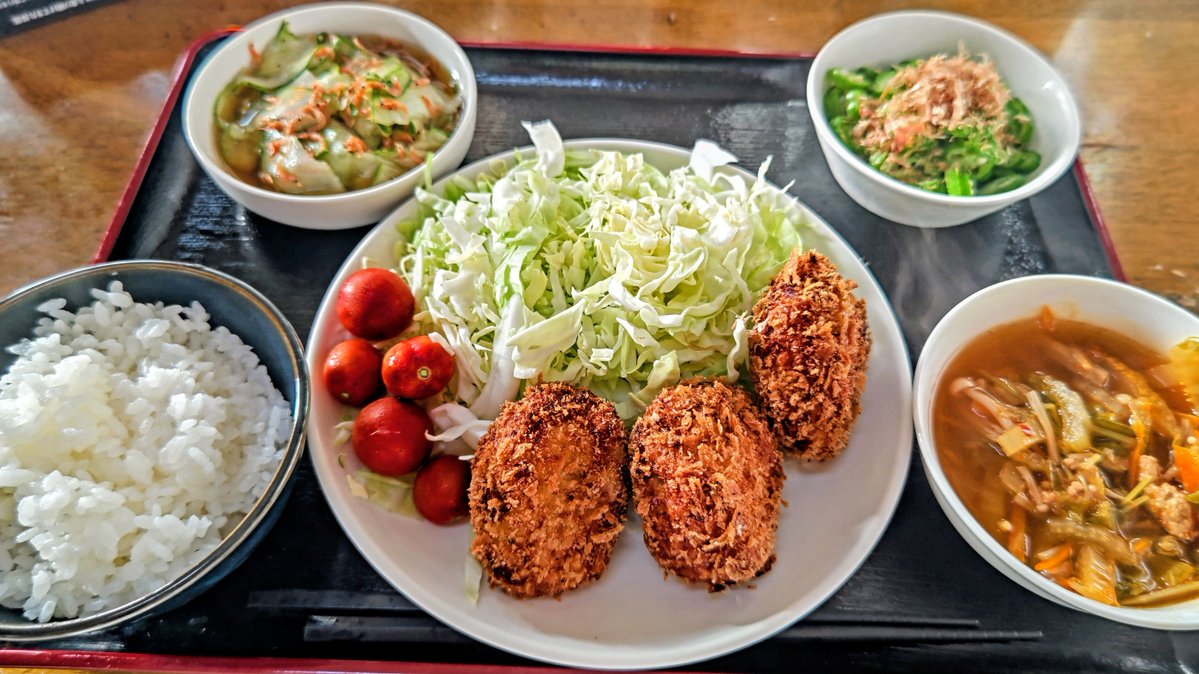 kwdsnlo's tweet photo. 夕ごはん
コロッケ、ミニトマトとキャベツ、ハグラウリと乾燥小エビの酢の物、オクラ、キムチスープ、ご飯
昨日もらったじゃがいもをさっそく使ってみた！
#おうちごはん https://t.co/EHgn3aFPjr