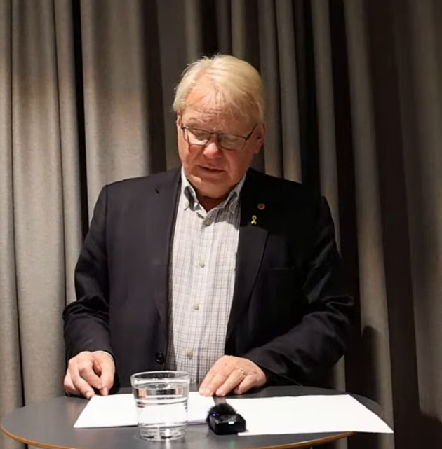 Anna1849's tweet photo. Hultqvist höll pressmöte i fm. Han vågade inte ens möta pressen, utan höll den digitalt🤔 
En väldigt osäker och mumlande Hultqvist läser manus, någon gav honom..Så embarmligt dåligt, menar verkligen partiet att han är deras kandidat som försvarsminister? 
Bara det borde få svenska väljare att rösta på Tidöpartierna som har Pål Jonson!