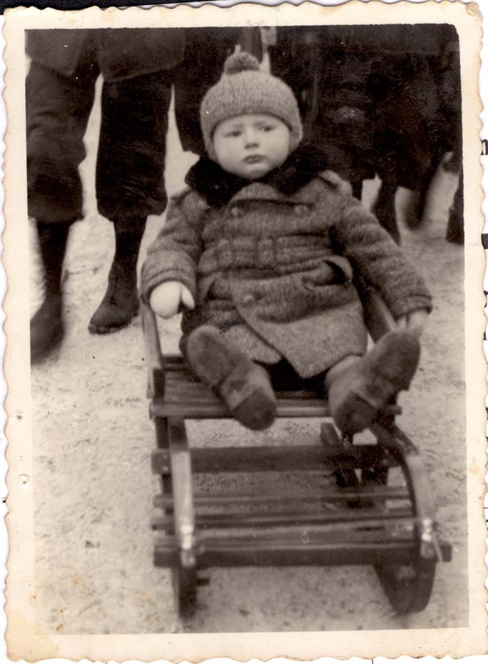 AuschwitzMuseum's tweet photo. 5 September 1938 | A Polish Jewish boy, Jchiel Bela Tiszman, was born in Płońsk.

In 1942 he was deported from the ghetto in Płońsk to #Auschwitz. He was murdered in a gas chamber. https://t.co/tlrSqfSc7g