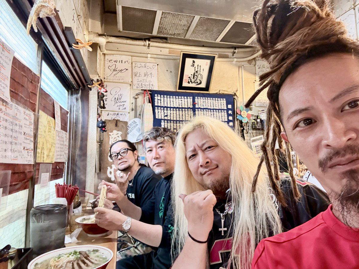 RINPHOBIA's tweet photo. 鹿児島到着からのタバコからのラーメンからのタバコからのサウンドチェック終了からのタバコからの物販設置完了からのタバコOK!
今夜は鹿児島SR HALLでライブ&タバコOK!
鹿児島県民のみなさまよろしくお願いします!
#HYDROPHOBIA
#ZOWIL
#ラーメン https://t.co/lSUJFrYtsZ
