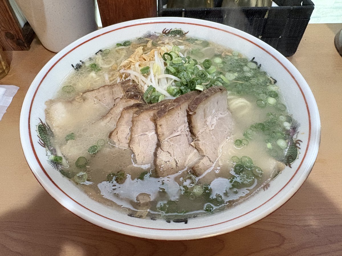 RINPHOBIA's tweet photo. 鹿児島到着からのタバコからのラーメンからのタバコからのサウンドチェック終了からのタバコからの物販設置完了からのタバコOK!
今夜は鹿児島SR HALLでライブ&タバコOK!
鹿児島県民のみなさまよろしくお願いします!
#HYDROPHOBIA
#ZOWIL
#ラーメン https://t.co/lSUJFrYtsZ