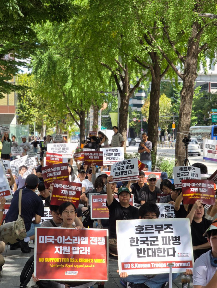 ppl4pal_kr's tweet photo. 💥 긴급! 한국군 호르무즈 파병 반대 긴급 집회

“한국군 호르무즈 파병 반대한다!”
“이재명 정부는 호르무즈에 한국군 파병 말라!”
“No War! No Troops!”

🚨집회에 많은 분들이 함께해 주셨습니다.
재한 이란인 학자, '전국목회자정의평화협의회' 홍덕진 목사, 나눔문화 윤지영 연구원, https://t.co/XmMTTqH5Ev