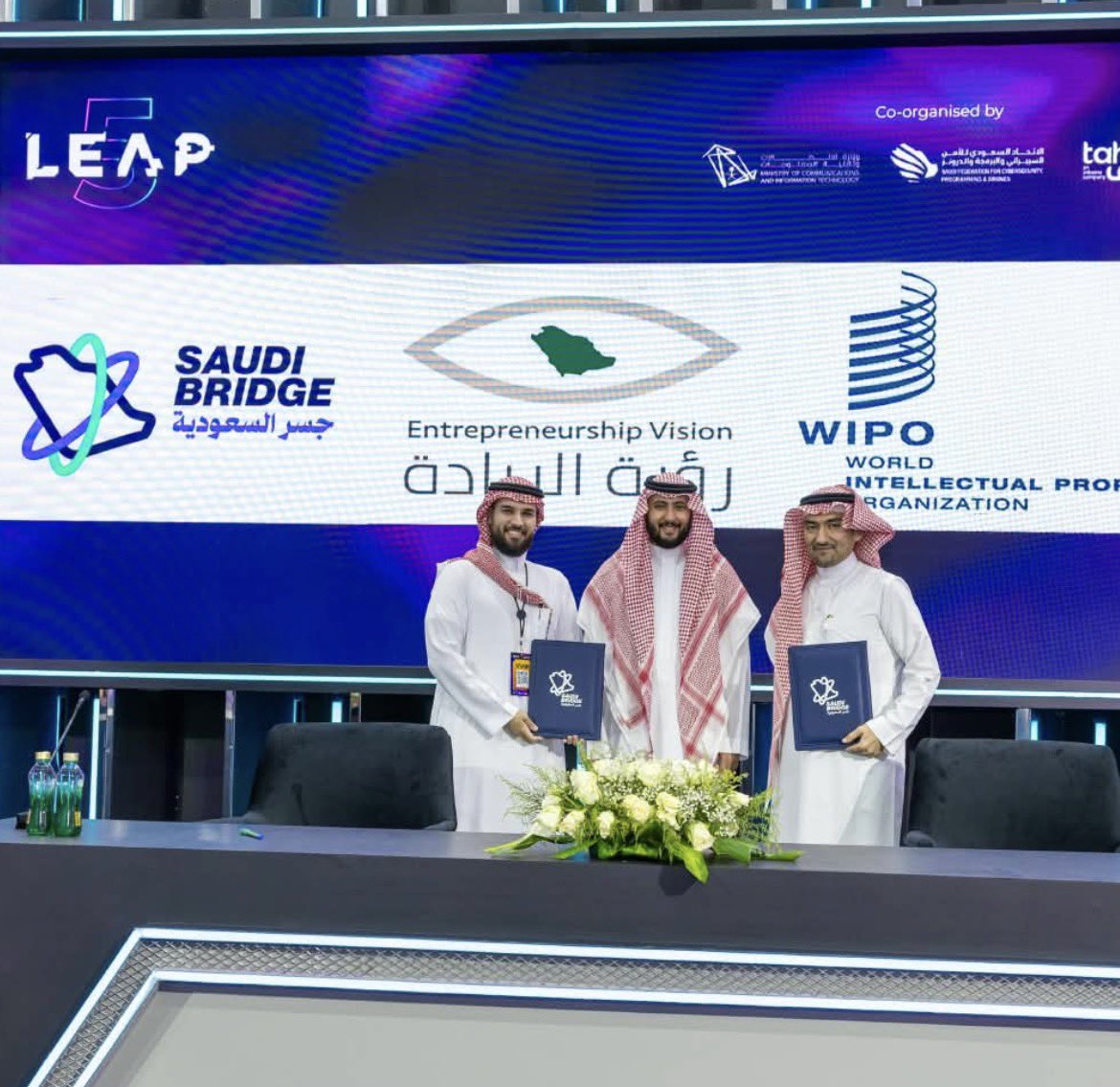 essambukhary's tweet photo. على هامش مؤتمر ليب، وبصفتي عضو لجنة تحكيم جوائز الويبو العالمية WIPO Global Awards، سعدت بتمثيل الجوائز في توقيع مذكرة التفاهم مع جسر السعودية، لفتح آفاق جديدة أمام المبتكرين ورواد الأعمال والشركات السعودية القائمة على الملكية الفكرية.

هذه الشراكة تمثل جسرًا بين منصة عالمية تحتفي بتحويل الملكية الفكرية إلى نمو وأثر، وبين منظومة الابتكار المتنامية في المملكة.

كل الشكر لمن عمل وأسهم في إنجاز هذه الاتفاقية، وأتطلع لما ستفتحه من فرص للمبتكرين السعوديين عالميًا.
@WIPO