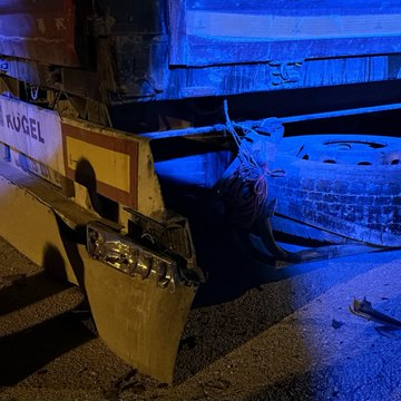 emansetcom's tweet photo. Burdur'da park halindeki tırın dorsesine çarparak ağır yaralanan motosiklet sürücüsü kaldırıldığı hastanede hayatını kaybetti. 
Hayatını kaybeden sürücünün bugün düğünün olduğu öğrenildi.#Burdur #TrafikKazası #SonDakika #Gündem https://t.co/oJ5McaCJL1