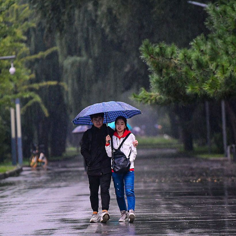 hawkp001882's tweet photo. Walked home in rain, stranger handed me an extra umbrella. Small warm hit to my bad day. https://t.co/Ivm0tiSLWH