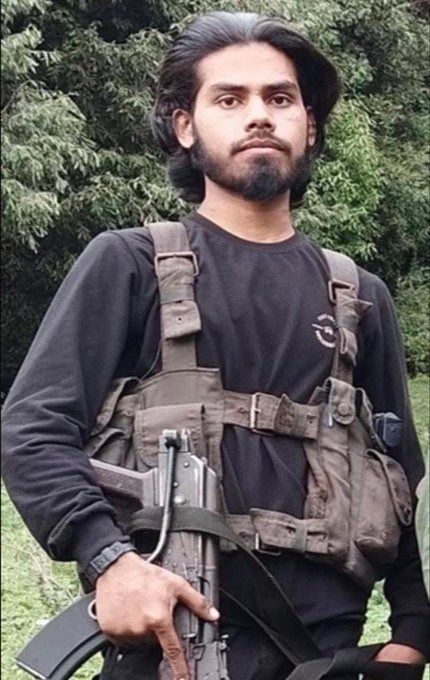 JammuKashmirNow's tweet photo. तुम भाग सकते हो, बच नहीं सकते .. !
जम्मू कश्मीर के बडगाम में युसमार्ग में 'ऑपरेशन अशदार' के दौरान मारे गए आतंकवादी की पहचान यासिर के तौर पर हुई है, जो पाकिस्तान का नागरिक और लश्कर-ए-तैयबा का आतंकवादी था।
#Yasir #OperationAshdar #Budgam #JammuKashmir #LashkarETaiba #JKNOW https://t.co/D8ZrUpCQud