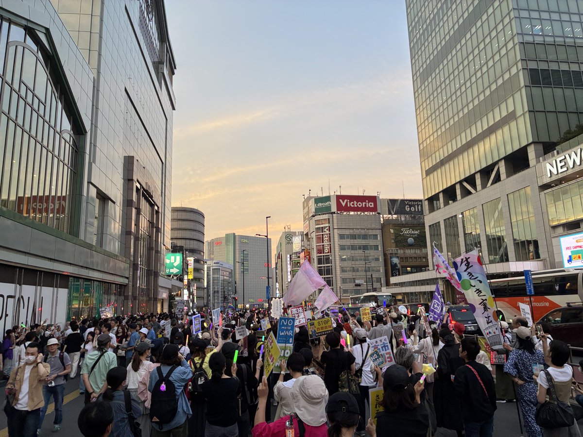 48daisyukai's tweet photo. 【拡散希望】始まりました！

『ヤバすぎる高市政権にNO！ #ウィメンズアクション 』( #戦争と家父長制は表裏一体 #MeToo )
9/5(土)18:00～ 新宿駅南口
プラカード、ペンライト、鳴り物など持参歓迎☆
どなたでも参加OK
詳細は→ https://t.co/TkTKQRJHKL https://t.co/2X2qRjsDNG