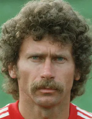 DincerKaratepe's tweet photo. #PaulBreitner (d. 5 Eylül 1951) 🌿✊🚩

#Sol görüşleri ile bilinen ve Federal #Almanya Milli Takımı’nda forma giyen defans oyuncusu #Breitner #Arjantin’de #AskeriCunta lideri #JorgeVidela’nın kanlı uygulamalarıyla ülkede binlerce #sosyalist, #komünist ve #demokrat'ın cuntacılar elinde gördükleri ağır #işkence ve #cinayetler'i #protesto etmek üzere 1978 Dünya Kupası’na katılmayı reddeder ve bunu yapan tek futbolcu olarak tarihe geçer. 

Doğum günün kutlu olsun, çok yaşa Paul Breitner. 🎂

NOT: #Faşist #diktatör #Videla tarafından öldürülenlerin sayısının 30 bin olduğu düşünülüyor...