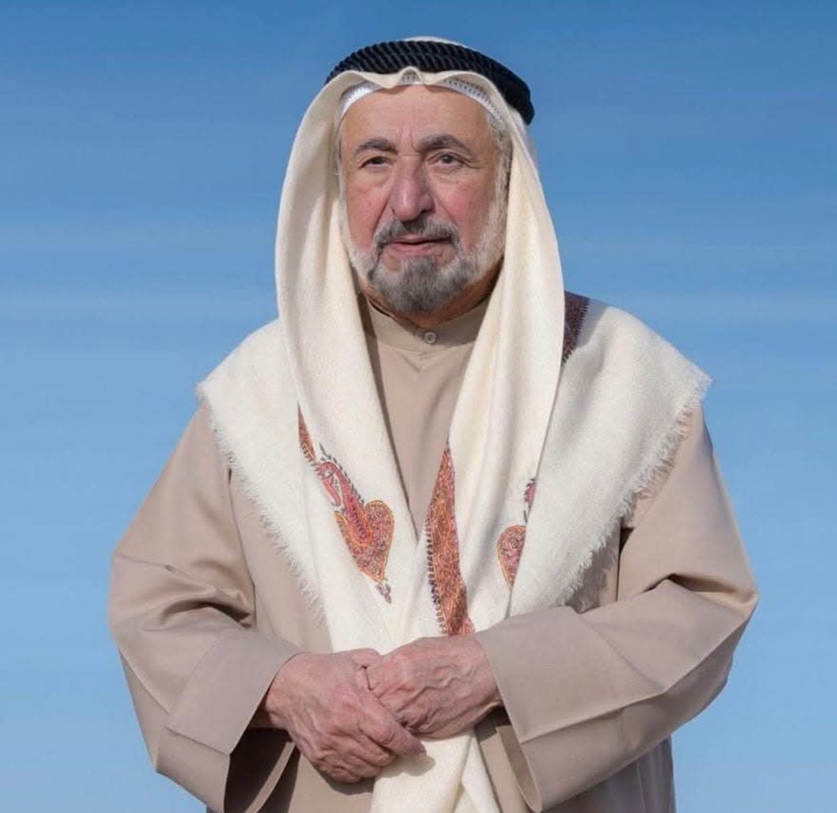 Hai4am_jahwari's tweet photo. ليش الناس تحب صاحب السمو الشيخ الدكتور سلطان القاسمي،، 

1. لأنه قريب من الإنسان قبل أن يكون قريباً من السلطة
يظهر اهتمامه بالمواطن في تفاصيل حياته: السكن، العمل، الدخل، الأسرة، التعليم، والصحة. وهذه الملفات بالنسبة للناس ليست أرقاماً في الموازنات، بل هي حياتهم نفسها.

2. لأنه لا يتعامل مع المواطن كرقم
حين يتحدث عن أسرة محتاجة أو شاب يبحث عن عمل أو مواطن يحتاج إلى مسكن، تشعر أن القضية عنده ليست مجرد «ملف حكومي»، وإنما إنسان له قصة وظروف وكرامة.

3. لأنه جعل التنمية محسوسة
الناس لا تحب التنمية لأنها كلمة جميلة؛ تحبها عندما تراها في منزل أفضل، وطريق أفضل، وفرصة عمل، وخدمة أفضل، ومدينة أكثر راحة.

4. لأنه أعطى الثقافة مكانة استثنائية
اهتمامه بالكتاب والتاريخ واللغة والفنون والمتاحف جعل الشارقة مختلفة عن الصورة التقليدية للمدن الخليجية. هو لم يرد للشارقة أن تكون مدينة حديثة فقط، بل أراد لها ذاكرة وهوية وروحاً.

5. لأنه يتحدث عن المواطن باعتباره ثروة
وهذه نقطة جوهرية في تجربته: الاستثمار ليس فقط في الحجر والمشروعات، بل في الإنسان نفسه؛ تعليماً وثقافةً واستقراراً وجودة حياة.

6. لأن الناس ترى أثر القرارات
أحياناً لا يحتاج المواطن إلى خطاب طويل ليعرف إن كانت حكومته تهتم به. يكفي أن يرى أثر القرار في حياته وحياة أسرته. 

ببساطة "الناس تحب من تشعر أنه يشعر بها"، وتكره من يريد الحب بما يملكه من سلطة!

خطابات سموه دائماً تستبق أوجاع الناس! لذلك دائماً أقول خطاباته تدرس! وهو مدرسة في ذلك.