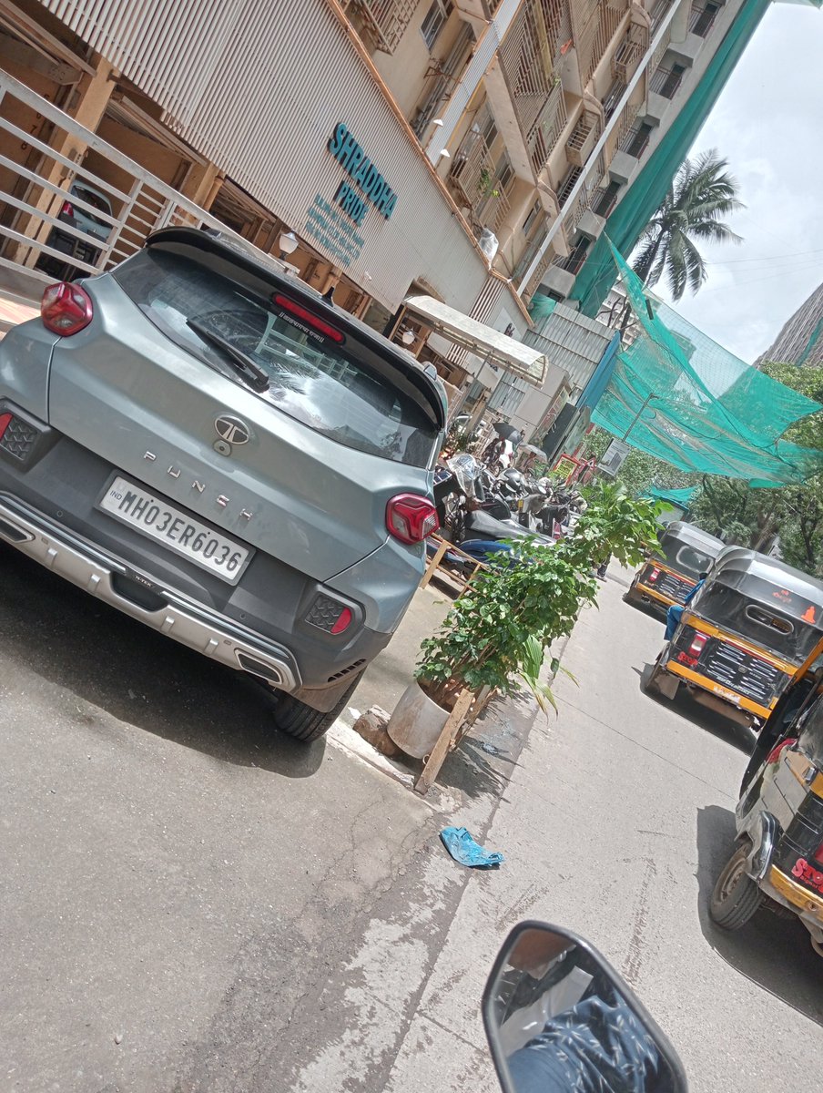 riteshkarkera's tweet photo. If parking on the Footpaths is a donkey deed,what is parking on a road with encroachment and destruction of road by Illegal fencing .
@mybmc @mybmcwardS @MTPHereToHelp @vikhrolips
@dcpzone7 @niteshdhamne @mncdfBombay #Vikhroli #Mumbai #mncdfcollective https://t.co/0KjwWy2aw1