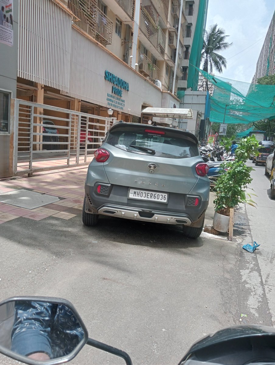 riteshkarkera's tweet photo. If parking on the Footpaths is a donkey deed,what is parking on a road with encroachment and destruction of road by Illegal fencing .
@mybmc @mybmcwardS @MTPHereToHelp @vikhrolips
@dcpzone7 @niteshdhamne @mncdfBombay #Vikhroli #Mumbai #mncdfcollective https://t.co/0KjwWy2aw1
