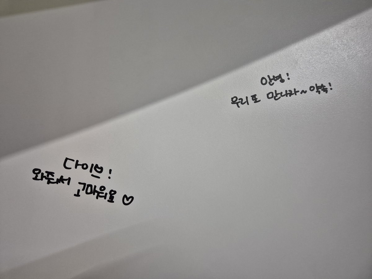 ive_SeoHa's tweet photo. 전시회 생각보다 볼게 많긴 했는데 투샷이 없는 건 너무한 거 아닌가요... https://t.co/hndHR9QjCT