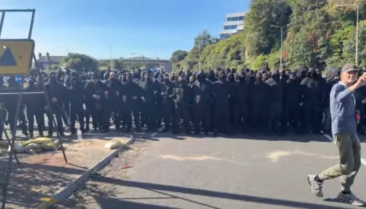 smith_john73462's tweet photo. Dover :
100s of masked men stop traffic at Dover they say in an act of defiance.

Dover Protests (pics from AyAudit stream) https://t.co/SCjL8cetUH