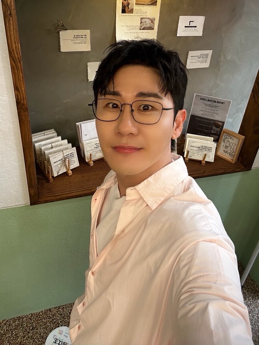 YOUNGTAK_ABYSS's tweet photo. 핑크 영탁 등장❗️

260905 SBS 우리동네 전성시대

#영탁 #YOUNGTAK
#우리동네전성시대 https://t.co/p1fGg4eJjG