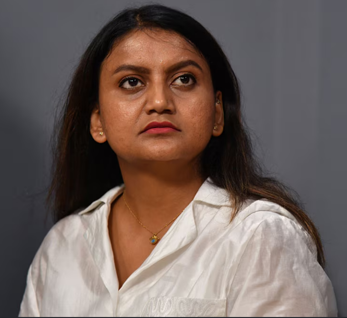 Visit__India's tweet photo. @MisssAngriest Here's your average Indian  woman bro https://t.co/rsDmURrKV1