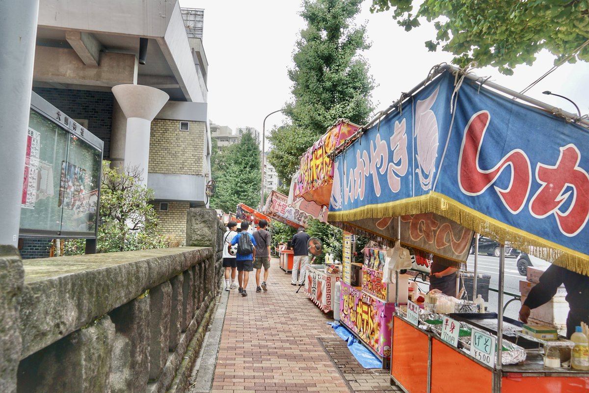 jinjamemo's tweet photo. 目黒大鳥神社���目黒区下目黒。
目黒総鎮守。目黒のお酉さま。

9月5日・6日は例大祭。期間中は「例大祭限定御朱印」を頂けます。数量限定でなくなり次第終了。例大祭期間中の授与所は夜まで開いてます。

5日は子供神輿、6日は町内神輿が目黒通り沿いに勢揃い予定。境内や目黒通り沿いに露店も出ていますので、ぜひ目黒にもいらして下さい。

土日は雨予報でしたが初日は雨が降らず晴天になる時間帯もあって一安心。日曜は流石に崩れる予報ですがなるべく降らないでほしいものです。

.....

目黒大鳥神社は目黒区最古の神社です。景行天皇御代（71年-130年）には既に当地に国常立尊（くにのとこたちのみこと）を祀った社があった伝わります。

国常立尊とは日本神話の根源神で『日本書紀』においては最初に出現した神とされる神様です。

その社に日本武尊（やまとたけるのみこと）が東夷平定の折に立ち寄り、東夷平定と目を負傷した部下たちの平瘉を祈願。戦勝した上に部下たちの傷も治癒したため盲神（めくらがみ）と称えられ、持っていた十握剣（とつかのつるぎ）を奉献したとされます。

その後、日本武尊の霊が白鳥として当地に舞い降りたため「鳥明神」として祀られました。

大同元年（806）に社殿を造営。当社ではこの年を創建の年としていて目黒区内最古の神社とされます。

江戸時代には目黒の総鎮守として崇敬を集めます。江戸時代の目黒は江戸の外れの長閑な地でした。

葛飾北斎が有名な『富嶽三十六景』で「下目黒」というタイトルで目黒と富士山を描いています。

当時の目黒は人家も少ない地域で、落語『目黒のさんま』の舞台にもなったように徳川将軍家の鷹狩り場としても知られました。葛飾北斎の浮世絵には、鷹を預かる鷹匠の姿、彼らに跪く農夫、鍬を片手に赤坊を背負い子を連れて仕事場へ向かう農婦が描かれています。興味がある方は検索してご覧下さい。

江戸外れの目黒村でしたが江戸庶民の間で目黒詣が人気となります。当社や「瀧泉寺（通称：目黒不動尊）」は徳川将軍家からも庇護され江戸庶民からも人気の高い名刹でした。

中でも目黒にあった「目黒不動尊」「大鳥神社」「金毘羅権現社（現・廃社）」は目黒三社と呼ばれ目黒の名所に。

当時の麦打歌（麦打ちなどをする時にうたう作業歌）には「目黒に名所が三つござる、一に大鳥、二に不動、三に金毘羅」と歌われるほど。

目黒詣に訪れた人々はその足で遊郭のあった品川宿へ向かう事が多かったと言います。ようは目黒詣と称して色々遊びに出かけた訳です。

こうした目黒詣は当時の川柳にも幾つか残っています。

「餅花を 提げて難所へ さしかかり」

餅花とは「目黒不動餅花」として広重も描いた当時の目黒名物のお菓子。目黒から品川への道は中々の難所だったと言い、目黒詣をしてから品川へ遊びに行く様子を謳っています。

���言訳けの おみやを召せと 桐屋言い」

桐屋とは「目黒不動尊」門前にあった飴屋で、目黒飴としてこちらも目黒の名物でした。桐屋の目黒飴は『江戸名所図会』にも描かれまた池波正太郎の作品などでもよく登場します。

品川遊郭へ遊びに行くのが目的でも、こうした目黒土産を持って帰る事で「目黒詣をしてきた」という言い訳に使ったという川柳です。面白いですね。

明治になると当社は下目黒の鎮守となります。当社から目黒不動尊の近くはちょっとした花街として発展しました。特に目黒不動尊の門前には30軒近くの芸妓屋ができ昭和初期にかけて目黒芸妓として有名でした。

明治四十年（1907）には目黒競馬場が開場。ここからも当時は東京の娯楽エリアとして栄えた事が分かります。

ちなみに現在の府中にある東京競馬場は目黒競馬場が移転したものです。昭和七年（1932）開催された記念すべき第一回「東京優駿大競走（日本ダービー）」は目黒競馬場で開催されました。今も��賞レースの目黒記念なんてのも目黒競馬場が由来です。

境内にある珍しいユニークなものは切支丹（キリシタン）��籠。灯籠の下に抽象的な像が彫られているのが特徴的で、これは実はマリア像。灯籠の形状は十字架を表現しています。

切支丹燈籠とはキリスト教を禁止された江戸時代に、隠れキリシタンが密かに信仰の対象としていた灯籠のこと。当社に置かれたものは元々は肥前島原藩松平家下屋敷（現在の慶応大学三田キャンパス付近）に置かれていたものです。

島原藩と言えば「島原の乱」で有名な藩でキリシタンの弾圧にも繋がった藩。大変厳しい弾圧がある中で、あの島原藩の下屋敷に切支丹灯篭があったのは大変興味深く、こうした灯籠が現存しているのは大変貴重です。

当社では9月に例大祭が斎行されますが、11月の酉の日に行われる「酉の市」がさらに有名です。目黒11月の風物詩として地域に親しまれています。

ぜひ参拝してみてください。
#御朱印 #限定御朱印