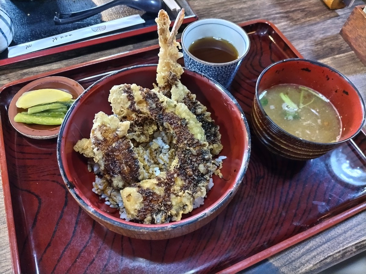 hakotei's tweet photo. #函帝本日の飯 本日のお昼御飯は蕎麦家 大徳（伊達市）にて、冷やしたぬき（大盛り）と天丼を食しました。この間、ユーモアある看板がテレビに紹介されていた事から、幼少期から行ってみたかった本店にようやく入店！良い機会でした！大変盛況なお店で、お客さんも多いですが回転が速かった（汗）旨い https://t.co/KkFqCgbqVA