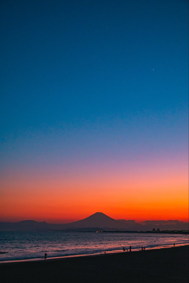 ruiruicamovi's tweet photo. 太陽が沈んでしばらくしてからの夕焼け。グラデーションが美しい。 https://t.co/aDHOVVRpHe