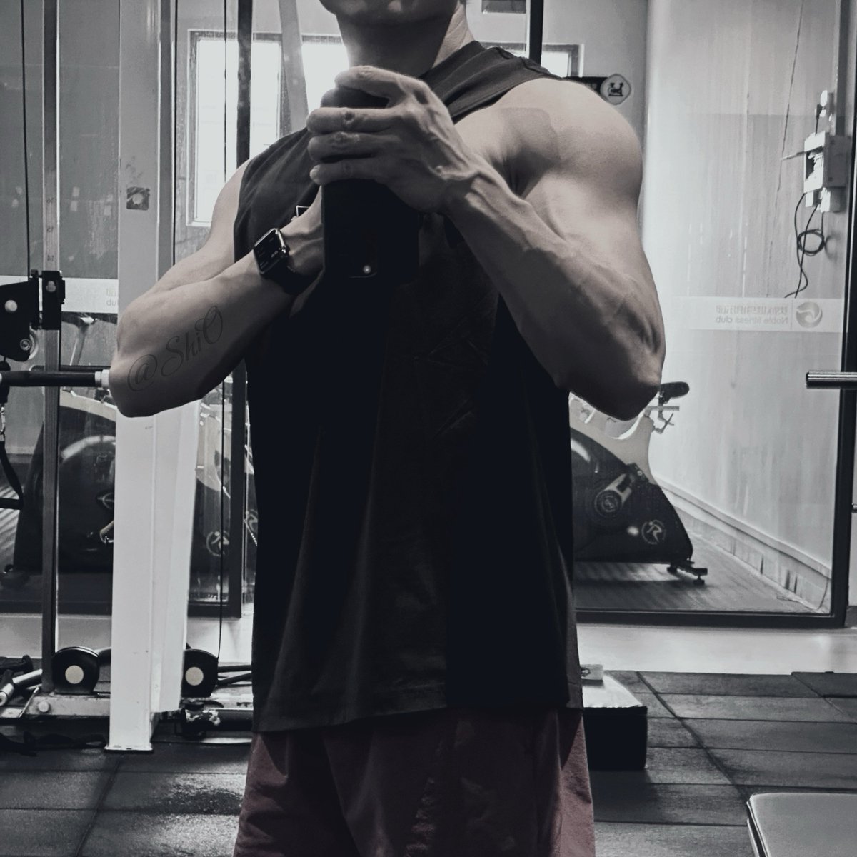ShiOnotShi0's tweet photo. 愿称这个ez杆21礼炮弯举为二头严父😢
平时站姿能25kg做组，这个15kg已经是极限（可能是靠墙没办法借力）🤣
感觉二头无敌💥
#青筋 #二头肌 #练臂日 #二头弯举 #肌肉拉丝 https://t.co/PJvFh06YAp