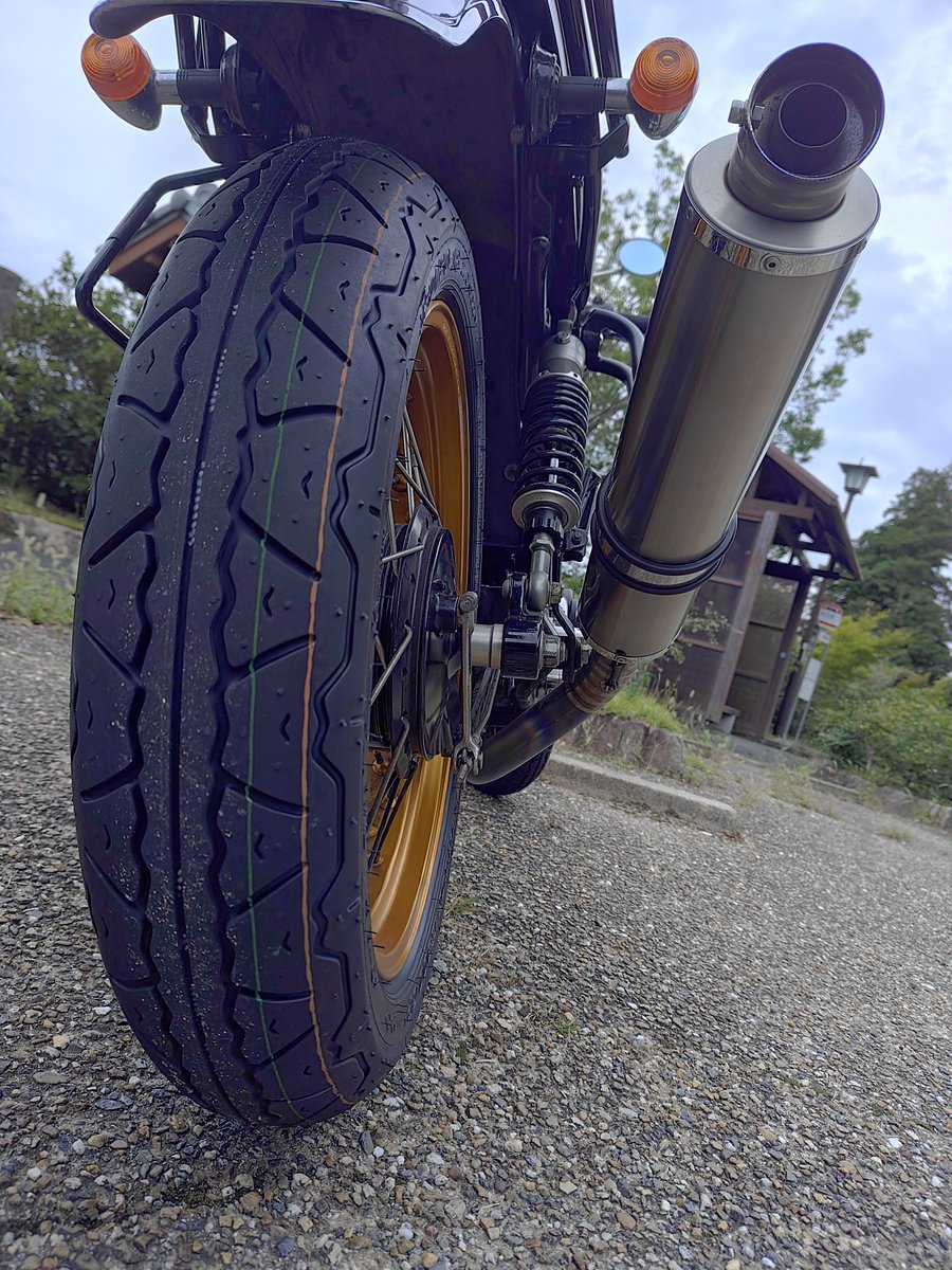 omiya96_2's tweet photo. 車検が終わって100kmほどタイヤの皮むきに山道へ

今回はタイヤとチェーン交換とフロントブレーキ周りのバージョンアップ。

ブレーキのタッチは格段に良くなった
それにしても初めて履いたK300GP、皮むき終わってないのにすごいグリップ。クラシカルな雰囲気のパターンもすごく良い。

#SR400
#バイク https://t.co/ZruGhvYozd
