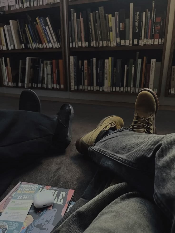 ppw_valour's tweet photo. A #PondPhuwin AU 
where Pond is a bookstore owner and Phuwin is his boyfriend, and also the anonymous book and bookstore reviewer behind the reviews that keep bringing people to Pond's bookstore 🤍
#ปอนด์ภูวินทร์
#ppnaravit #phuwintang https://t.co/BiJJRV7bbC