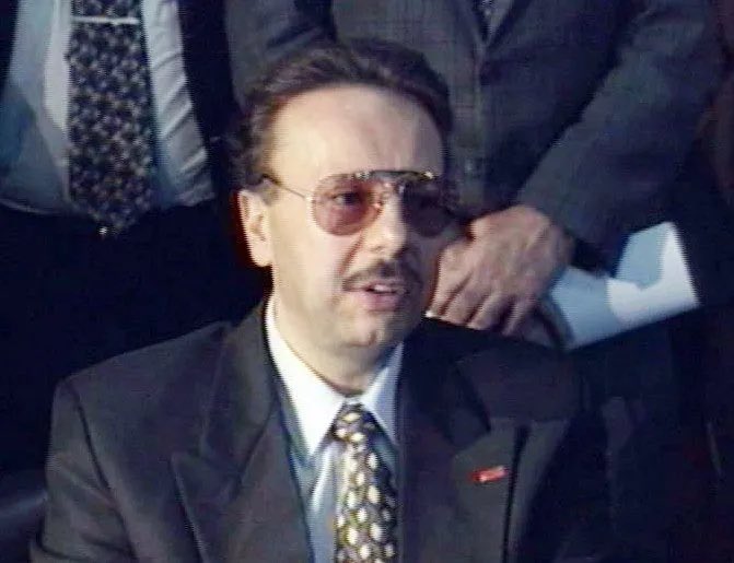 mahajansi's tweet photo. Arif Ahmet Denizolgun soruşturmasında çelişkiler zinciri: Doktor Nurettin Demirkol’un "hatırlamıyorum" savunması tutmadı

Eski Ulaştırma Bakanı Arif Ahmet Denizolgun’un şüpheli ölümüne ilişkin Bakırköy Cumhuriyet Başsavcılığı’nca yürütülen soruşturmada çember daralıyor. 

Soruşturmada daha önce tanık olarak dinlenen doktor Nurettin Demirkol, ifadeleri ile HTS kayıtları ve 155 ihbar tutanakları arasında büyük çelişkiler tespit edilmesi üzerine "yalan tanıklık" suçundan tutuklandı. Tutuklanan Demirkol'un ifadesi ortaya çıktı.

Dosyadaki en önemli çelişki, Arif Ahmet Denizolgun'un ölümüne ilişkin yapılan 155 ihbarı üzerinden ortaya çıktı. Demirkol, 26 Ağustos 2026 tarihinde tanık sıfatıyla verdiği ilk ifadesinde, sağlık ve kolluk ekiplerini kimin aradığını bilmediğini, Denizolgun'un özel doktoru olmadığını ve ölümü şüpheli olarak değerlendirmediğini söylemişti.

Ancak Riva Polis Merkezi Amirliğinin hazırladığı 155 Acil Çağrı çözüm tutanağında, ihbarın Demirkol'un kullandığı telefon üzerinden yapıldığı, arayan kişinin kendisini ailenin hekimi olarak tanıttığı ve ölümün şüpheli olduğunu söylediği belirlendi.

Savcılık bu çelişkiyi Demirkol'a doğrudan sordu. Demirkol ise "Olay günü ben mi aradım, başkası mı aradı hatırlamıyorum. Başkası benim telefonumdan da aramış olabilir." savunmasını yaptı.

Savcılık, Demirkol'a olay günü polislerle birkaç kez görüştüğünü hatırlamasına rağmen, ilk ihbarı kendisinin yapıp yapmadığını neden hatırlamadığını da sordu. 

Demirkol, yakın zamanda baktığı hastaları dahi hatırlamakta zorlandığını ileri sürerek, olayın üzerinden yaklaşık 10 yıl geçtiğine dikkat çekti. 

Şüpheli ayrıca olay yerinde telefonunu "ortada bıraktığını", çiftliğe gelip giden kişilerden birinin de telefonundan ihbar yapmış olabileceğini savundu.

Soruşturmada dikkat çeken bir başka başlık da Demirkol'un Denizolgun'la doktor-hasta ilişkisine ilişkin ifadeleri oldu. Demirkol daha önce "özel doktoru değildim" demişti. 

Ancak olay yerine giden polis ve olay yeri inceleme görevlilerinin anlatımlarında, olay yerinde kendisini "aile doktoru" olarak tanıtan bir kişinin bulunduğuna ilişkin kayıtların yer aldığı belirtildi.

Bu durum sorulduğunda Demirkol "Maktulü 2-3 kere muayene ettim. Ancak aile doktoru nasıl olunur bilmiyorum. Bu tabirden neyin kastedildiğini bilmiyorum." şeklinde savunma yaptı.

Kaynak: A Haber