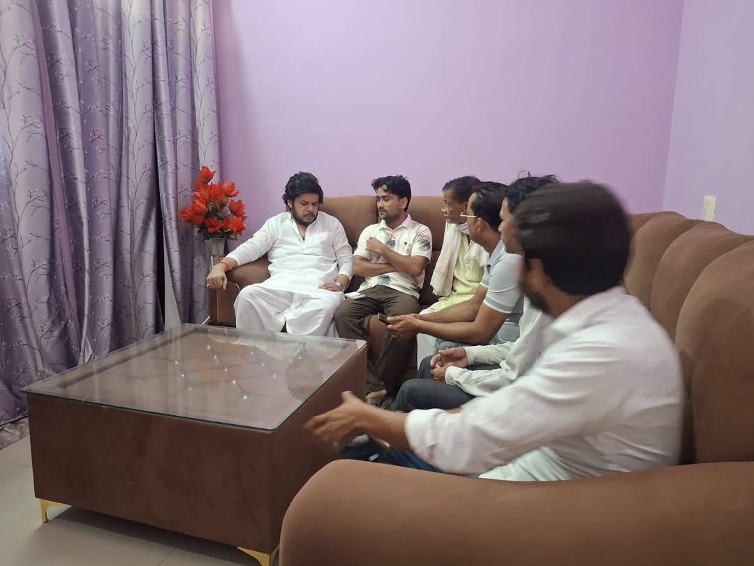 SinghArvindGope's tweet photo. विधानसभा रामनगर, बाराबंकी।
ज्येष्ठ पुत्र अविरल सिंह ने क्षेत्र के विभिन्न गांवों में पहुंचकर अपनों से संवाद किया, उनका कुशलक्षेम जाना, और उनके सुख-दुख में शामिल हुए। https://t.co/2tbRO6zmJl