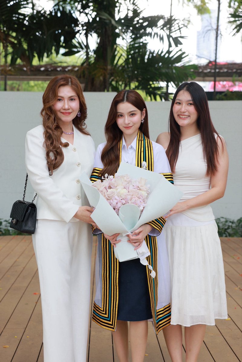 RainbowNewsent's tweet photo. สวยเก่งครบเครื่องตัวจริง!! “พรีม” ดีใจคว้าปริญญาตรีรั้วจุฬาฯ สำเร็จ

#GMMTV #PrimiilyGraduationsDay
✧ 、#primiily , #ลูกหมีของพรีม 🧸 。

สวยเก่งครบเครื่องจริงๆ สำหรับนางเอกสาวสวยมากความสามารถ “พรีม ชนิกานต์ ตังกบดี”สังกัด “GMMTV” ที่มุ่งมั่นทุ่มเททำงานควบคู่ไปกับการเรียน จนสำเร็จการศึกษา ปริญญาตรีคณะพาณิชยศาสตร์และการบัญชี สาขาการตลาด (Marketing) จุฬาลงกรณ์มหาวิทยาลัย มาได้สำเร็จตามที่ตั้งใจไว้ พร้อมเดินหน้าทำงานในวงการบันเทิงอย่างเต็มที่ แต่ถ้ามีโอกาสก็อยากเรียนต่อปริญญาโทที่่เกี่ยวข้องกับสาย Business ซึ่งก็สร้างความดีใจและภาคภูมิใจให้กับเจ้าตัวอย่างมาก ท่ามกลางความยินดีของครอบครัวและเพื่อนๆ นักแสดง อาทิ “วิน  เมธวิน โอภาสเอี่ยมขจร, เต ตะวัน วิหครัตน์, ออฟ จุมพล อดุลกิตติพร, ตู ต้นตะวัน ตันติเวชกุล, นนน กรภัทร์ เกิดพันธุ์, ภูวินทร์ ตั้งศักดิ์ยืน, โอม ภวัต จิตต์สว่างดี, ดิว จิรวรรตน์ สุทธิวณิชศักดิ์, วิว เบญญาภา จีนประสม ฯลฯ” ที่มาร่วมแสดงความยินดีอย่างอบอุ่น เมื่อวันที่ 3 กันยายน 2569 ณ จุฬาลงกรณ์มหาวิทยาลัย
