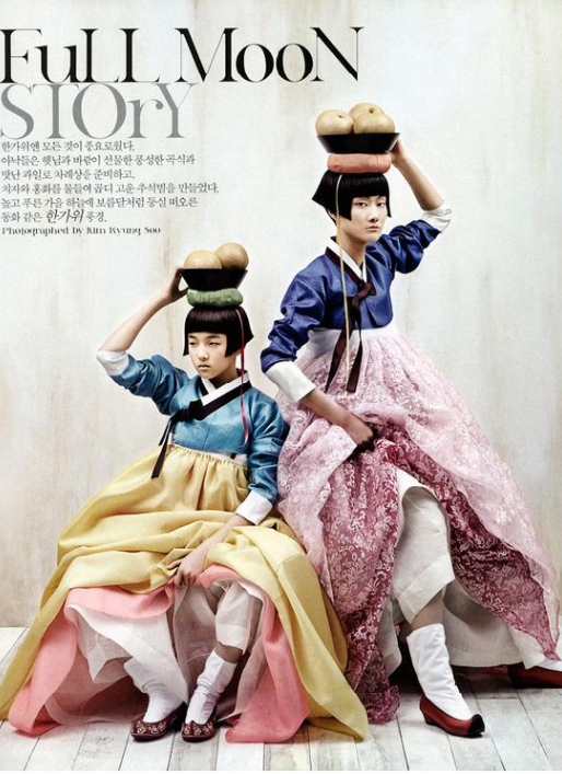 sikong_100's tweet photo. 조금 다른이야긴데.
이 사건 기억하는 사람 있음?
2011년에 한복 입었다고 
호텔 뷔페 출입을 거절당한 사건.

그냥 한복 입은 손님도 아니고
세계적으로 활동하던 한복 디자이너 
‘담연’ 이혜순 선생님이었음.

서울 신라호텔 파크뷰에 한복을 입고 갔는데
“드레스코드가 있다”, “한복은 위험한 옷이다”라는 이유로 입장을 거부당함.
당시 엄청난 논란이 됐고
호텔신라는 공식 사과, 당시 이부진 사장도 이혜순 디자이너를 직접 찾아가 사과하면서 일단락됨. ㅉㅉ

근데 오랜만에 이혜순 선생님 한복 찾아보는데
아니…… 한복이 이렇게 아름다운데요?
담연 이혜순 선생님 한복 한번 구경해봐.
진짜 너무 멋지심.