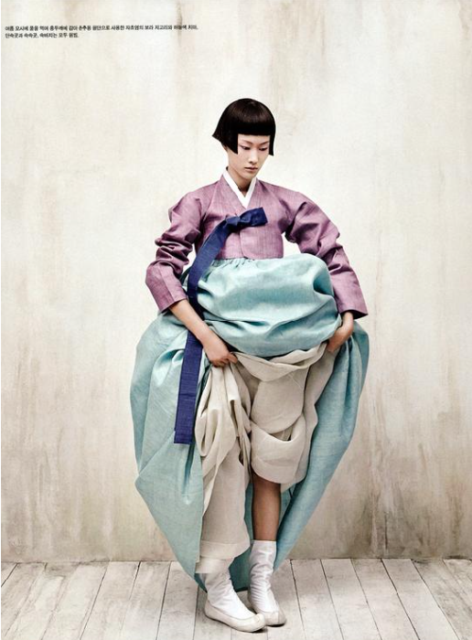 sikong_100's tweet photo. 조금 다른이야긴데.
이 사건 기억하는 사람 있음?
2011년에 한복 입었다고 
호텔 뷔페 출입을 거절당한 사건.

그냥 한복 입은 손님도 아니고
세계적으로 활동하던 한복 디자이너 
‘담연’ 이혜순 선생님이었음.

서울 신라호텔 파크뷰에 한복을 입고 갔는데
“드레스코드가 있다”, “한복은 위험한 옷이다”라는 이유로 입장을 거부당함.
당시 엄청난 논란이 됐고
호텔신라는 공식 사과, 당시 이부진 사장도 이혜순 디자이너를 직접 찾아가 사과하면서 일단락됨. ㅉㅉ

근데 오랜만에 이혜순 선생님 한복 찾아보는데
아니…… 한복이 이렇게 아름다운데요?
담연 이혜순 선생님 한복 한번 구경해봐.
진짜 너무 멋지심.