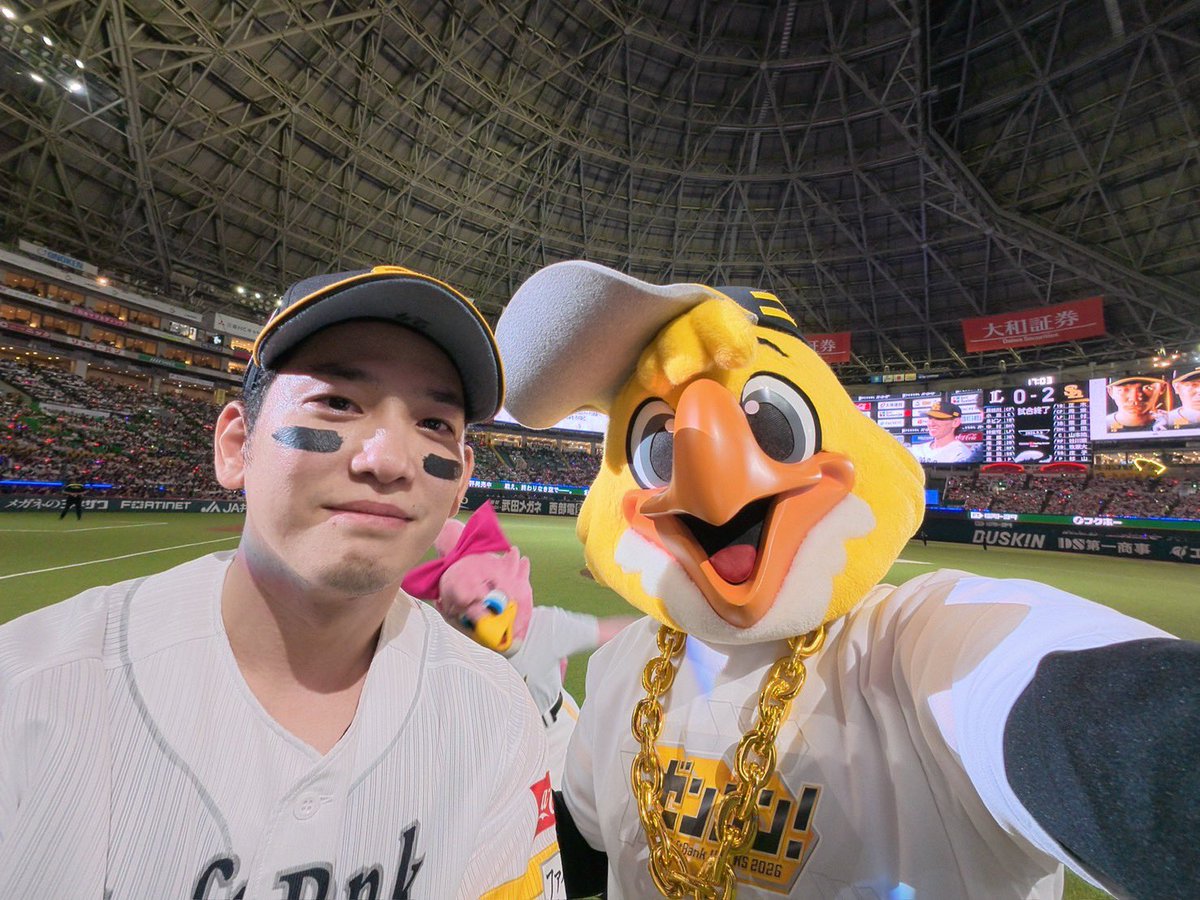 hawksHarry's tweet photo. 首位攻防戦　第２R 
本日もたかほー☆☆
両投手の投げ合い、ファインプレーなど興奮する展開でした！
試合を決めたのが選手会長の栗原選手👊ナイス！
今日も熱くて最高の応援ありがとう！
内田真礼さんもありがとうございました♪
100打点ヒーローと11勝目ヒーローとパシャり📸
#sbhawks #ゼンシン https://t.co/fYkIolwKb2