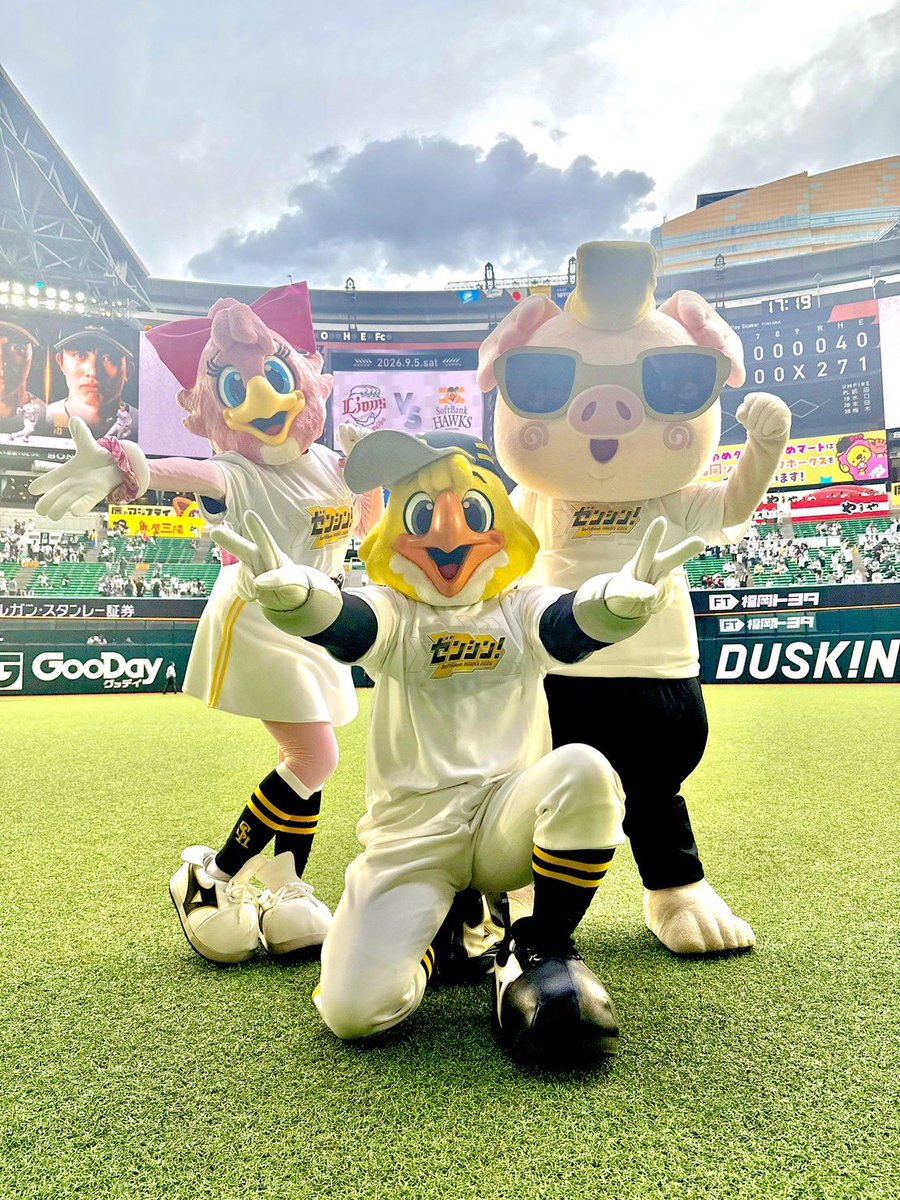 hawksHarry's tweet photo. 首位攻防戦　第２R 
本日もたかほー☆☆
両投手の投げ合い、ファインプレーなど興奮する展開でした！
試合を決めたのが選手会長の栗原選手👊ナイス！
今日も熱くて最高の応援ありがとう！
内田真礼さんもありがとうございました♪
100打点ヒーローと11勝目ヒーローとパシャり📸
#sbhawks #ゼンシン https://t.co/fYkIolwKb2