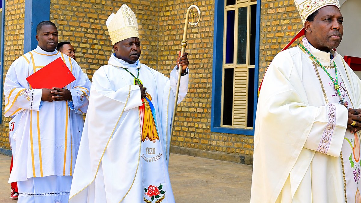 pacis_tv's tweet photo. #PacisTv,Nonaha muri Paruwasi ya Ruhango kwa Yezu Nyirimpuhwe @sjm_ruhango , Umushumba wa Diyosezi ya @KabgayiO, Mgr Balthazar Ntivuuruzwa, yifatanyije n'Ababikira bo mu muryango w'Ababikira ba barangarukundo, bagiye kwakira amasezerano yambere n'ayaburundu. https://t.co/mD4JC2C0rr