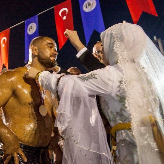 AblukaMedya's tweet photo. Muğla'da yaşayan Mustafa Ateşoğlu ile evlenen Özbek gelin Mamura Burkhanova, düğün sonrası 5.000.000 TL'lik takıları alarak kaçtı.

🔺Aile gelini aracılar vasıtasıyla buldu.
🔺3 gün 3 gece süren düğün yapıldı.
🔺Kırkpınar'ın ünlü başpehlivanları davet edildi, düğünde güreş müsabakası düzenlendi. 
🔺Düğüne 10.000.000 TL civarı para harcandığı iddia edildi. 

Şikayetçi olan baba Mehmet Ateşoğlu:

"Sadece güreşlerin düzenlenmesi için 1.500.000 TL harcadım. Giden paranın peşinde değilim. Onurumun gururumun peşindeyim."