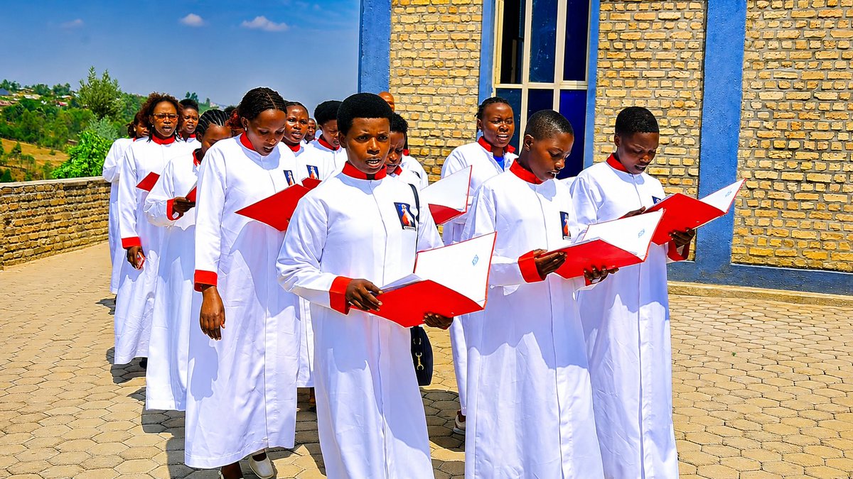 pacis_tv's tweet photo. #PacisTv,Nonaha muri Paruwasi ya Ruhango kwa Yezu Nyirimpuhwe @sjm_ruhango , Umushumba wa Diyosezi ya @KabgayiO, Mgr Balthazar Ntivuuruzwa, yifatanyije n'Ababikira bo mu muryango w'Ababikira ba barangarukundo, bagiye kwakira amasezerano yambere n'ayaburundu. https://t.co/mD4JC2C0rr