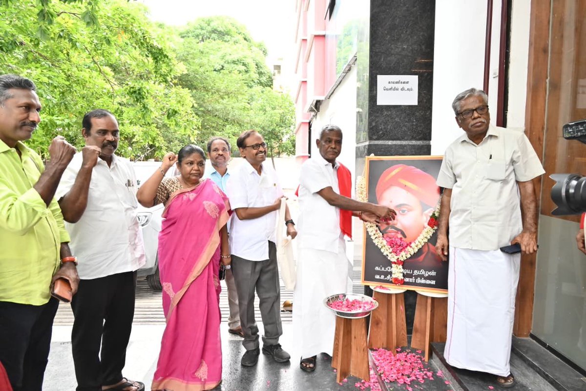 Shanmugamcpim's tweet photo. செக்கிழுத்த செம்மல் வ.உ.சிதம்பரனாரின் 155வது பிறந்த நாளான இன்று அவரது திருவுருவப்படத்திற்கு மலர் தூவி மரியாதை செலுத்தினேன். #CPIM மத்தியக்குழு உறுப்பினர்கள் பி.சம்பத், என்.குணசேகரன், கே.பாலபாரதி, மாநில செயற்குழு உறுப்பினர் கே. சாமுவேல்ராஜ், #CPI மாநிலக்குழு உறுப்பினர் டி.லெனின் உள்ளிட்டோர் உடன் இருந்தனர்.