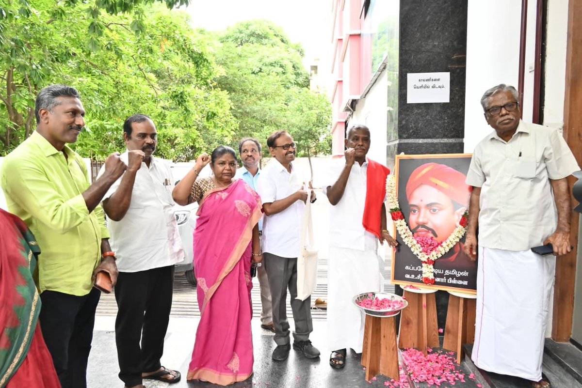 Shanmugamcpim's tweet photo. செக்கிழுத்த செம்மல் வ.உ.சிதம்பரனாரின் 155வது பிறந்த நாளான இன்று அவரது திருவுருவப்படத்திற்கு மலர் தூவி மரியாதை செலுத்தினேன். #CPIM மத்தியக்குழு உறுப்பினர்கள் பி.சம்பத், என்.குணசேகரன், கே.பாலபாரதி, மாநில செயற்குழு உறுப்பினர் கே. சாமுவேல்ராஜ், #CPI மாநிலக்குழு உறுப்பினர் டி.லெனின் உள்ளிட்டோர் உடன் இருந்தனர்.