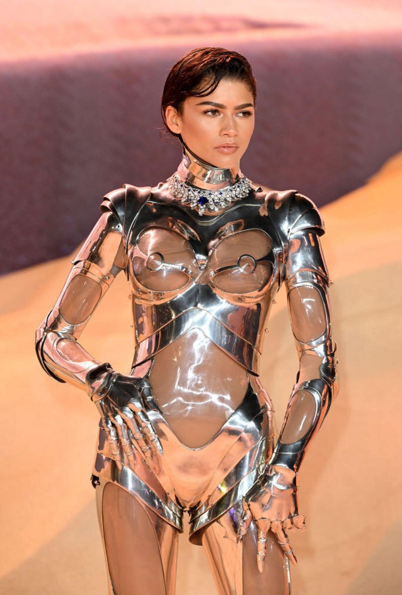 LuxoraWorld's tweet photo. Zendaya literally broke the internet in this archival Mugler robot suit. https://t.co/IIz9dmIRoT